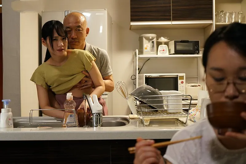 Chồng yêu làm tình con gái riêng của cô vợ khi biết người vợ không thể sinh con cho mình