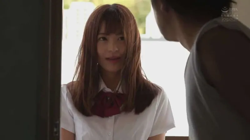 Gã nhà đối diện kinh tóm và cô học sinh nữ đáng thương