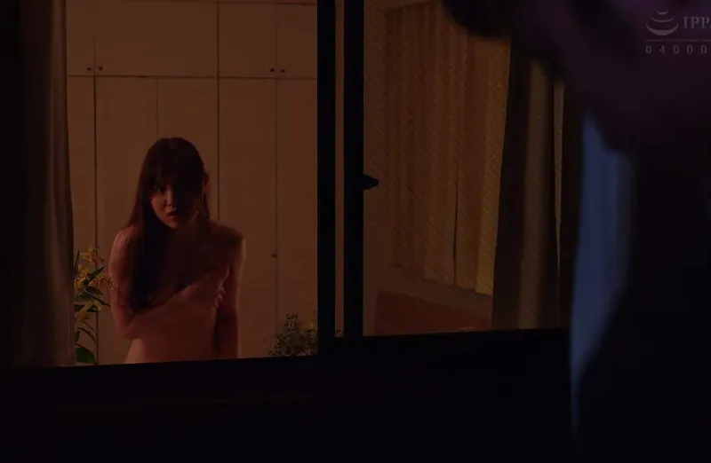 Em hotgirl cạnh nhà ông xã chồng nhà đối diện thường xuyên thay đồ ở ngay cửa sổ