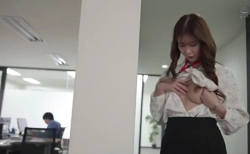 Bí ẩn đằng sau vẻ ngoài nghiêm nghị của cô nhân viên văn phòng hóa ra là một "nữ hoàng dâm đãng" đích thực.