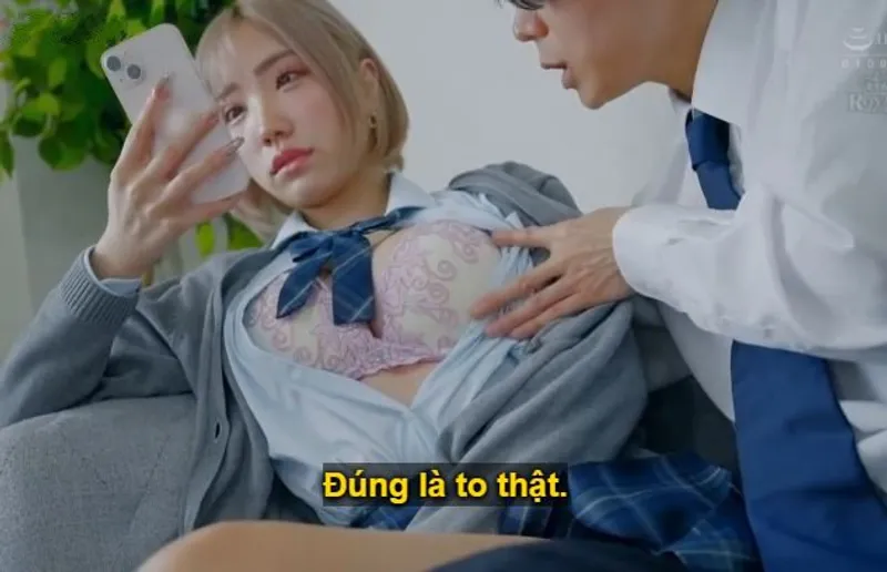 Cô nàng học sinh xinh đẹp lạnh tanh, miễn có tiền là anh tha hồ muốn làm gì em cũng được.