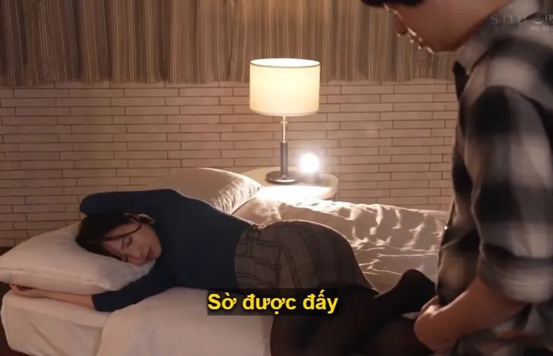 Một đêm mất ngủ với nữ phát thanh viên đình đám khi ở cùng phòng khách sạn